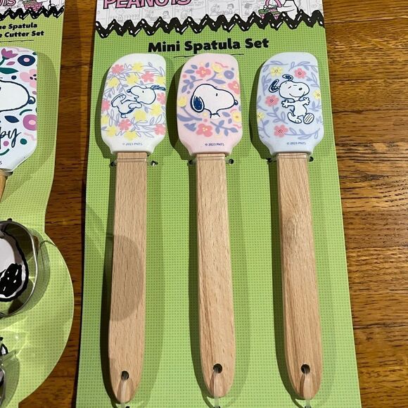 Peanuts Snoopy Spring Bag Clips, Spatulas and Cookie Cutter Set of 11 NWT - Picture 2 of 6